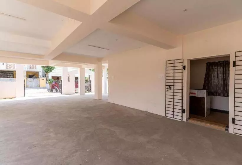ホテル Aishwaryam Service Apartment