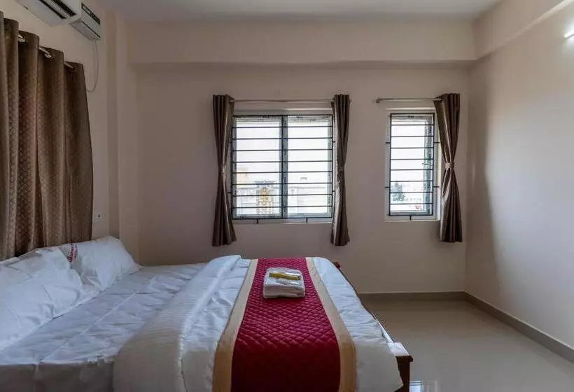 ホテル Aishwaryam Service Apartment