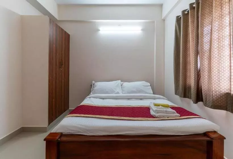 ホテル Aishwaryam Service Apartment