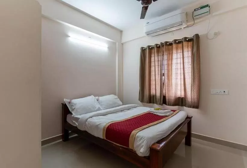 ホテル Aishwaryam Service Apartment
