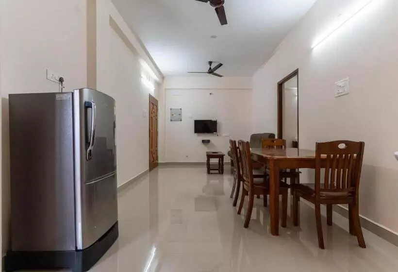 ホテル Aishwaryam Service Apartment