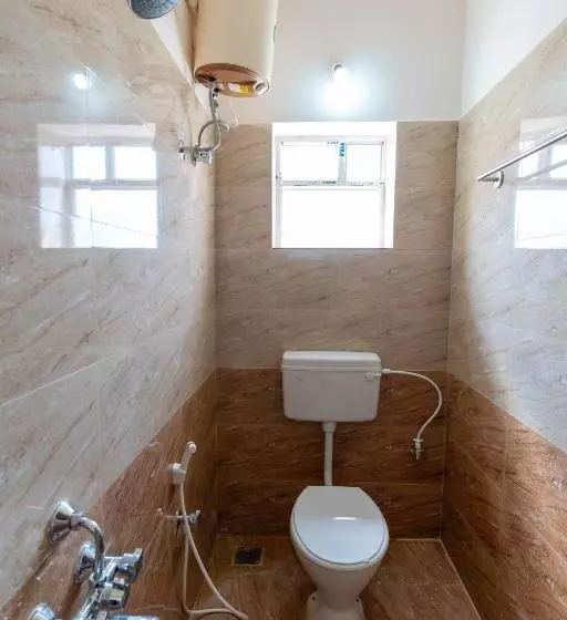 ホテル Aishwaryam Service Apartment