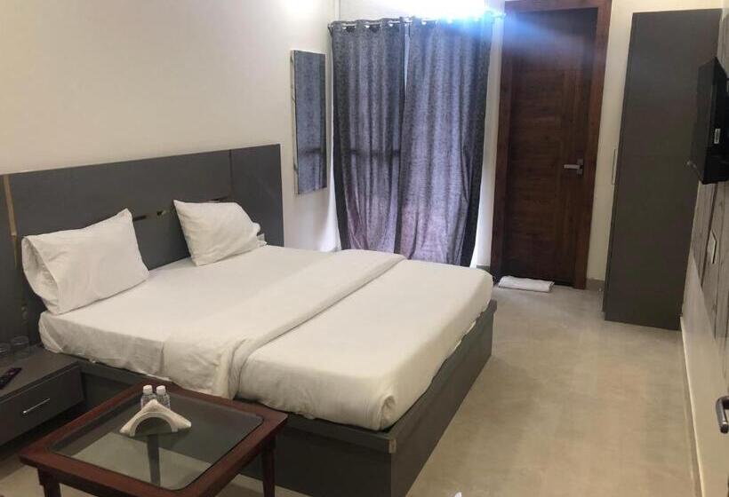 Hotel C T Heights Inn