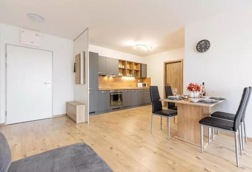 پانسیون Sunny Haven: Modern 2br,garage, Wifi,stream