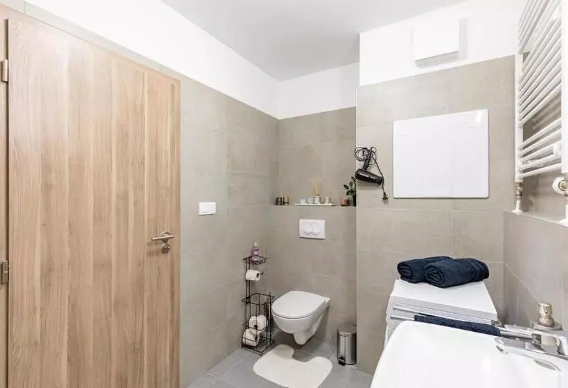 پانسیون Sunny Haven: Modern 2br,garage, Wifi,stream