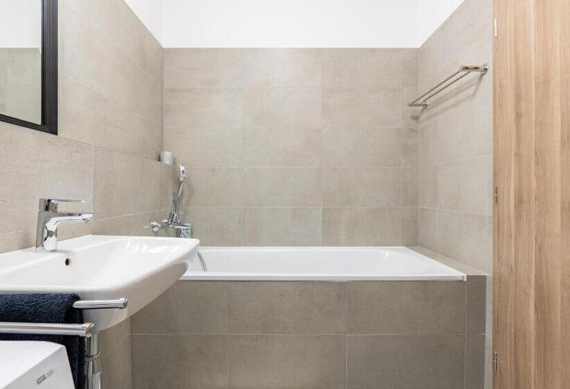 Pensjonat Sunny Haven: Modern 2br,garage, Wifi,stream