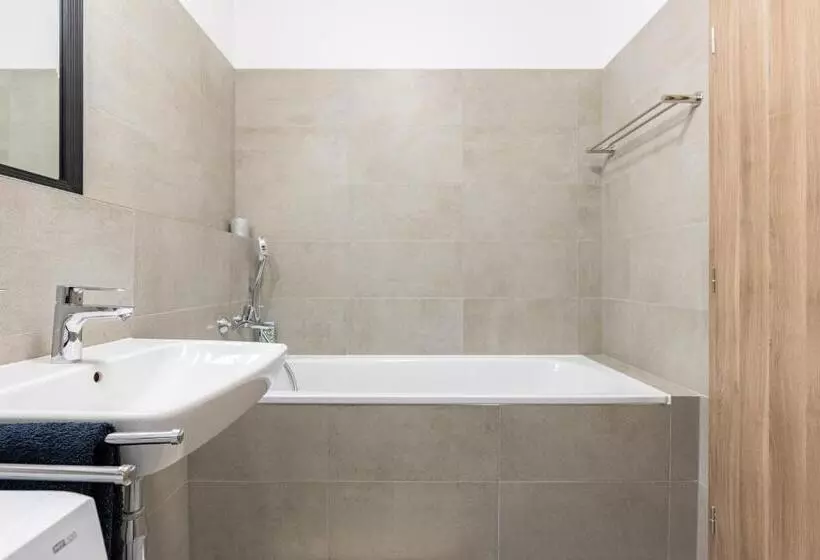 پانسیون Sunny Haven: Modern 2br,garage, Wifi,stream