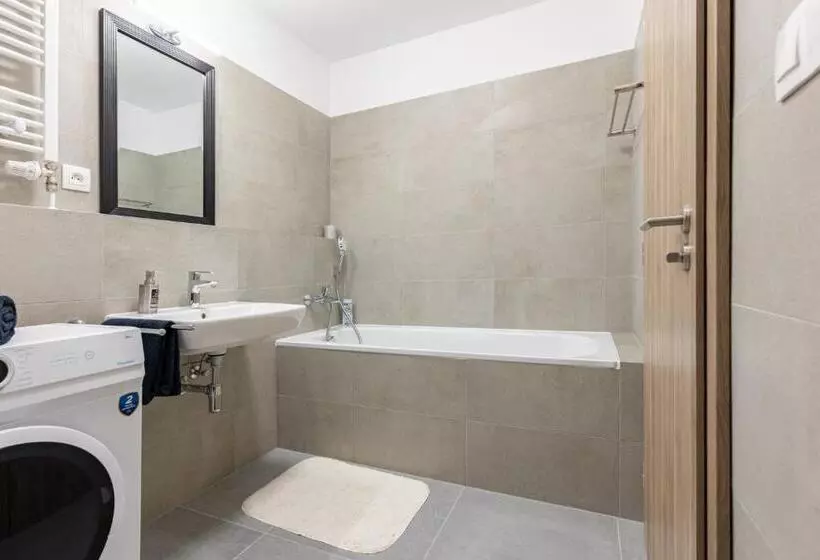 پانسیون Sunny Haven: Modern 2br,garage, Wifi,stream