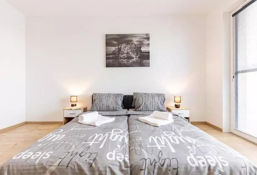 پانسیون Sunny Haven: Modern 2br,garage, Wifi,stream