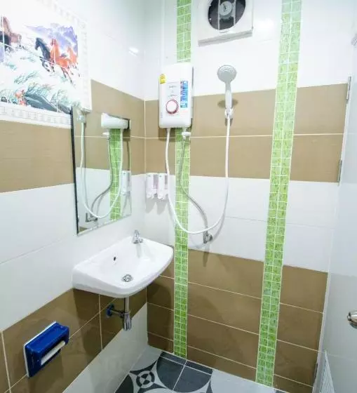 คุณแดง บัดเจทโฮเทล   Khun Daeng Budget