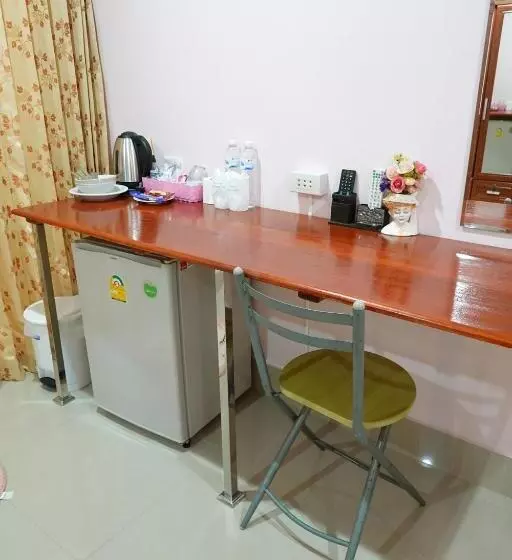 คุณแดง บัดเจทโฮเทล   Khun Daeng Budget