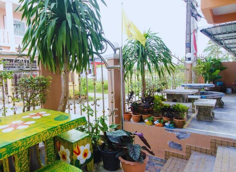 คุณแดง บัดเจทโฮเทล   Khun Daeng Budget