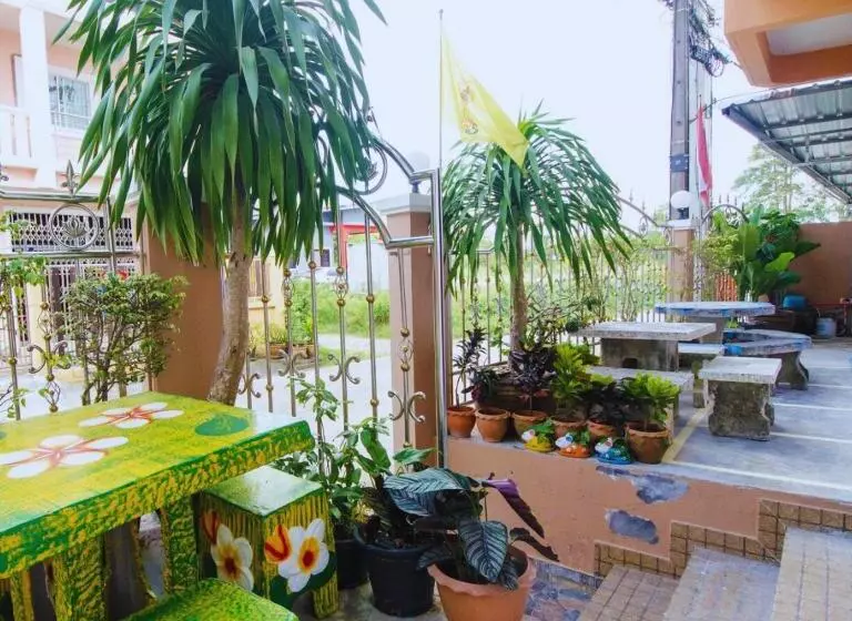 คุณแดง บัดเจทโฮเทล   Khun Daeng Budget