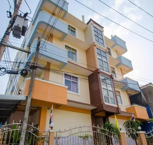 คุณแดง บัดเจทโฮเทล   Khun Daeng Budget