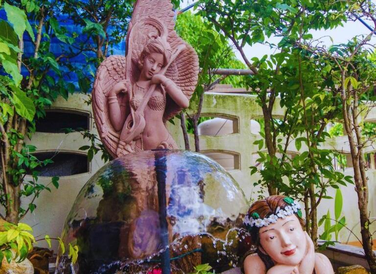 คุณแดง บัดเจทโฮเทล   Khun Daeng Budget