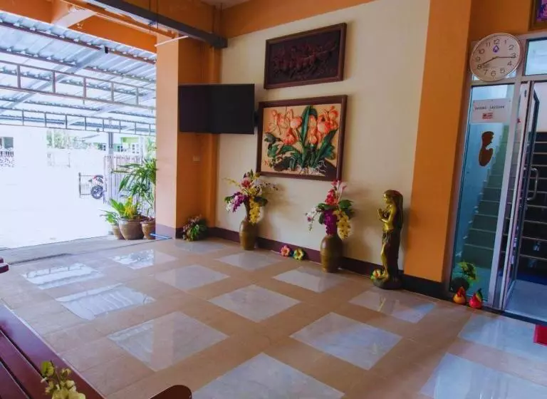 คุณแดง บัดเจทโฮเทล   Khun Daeng Budget