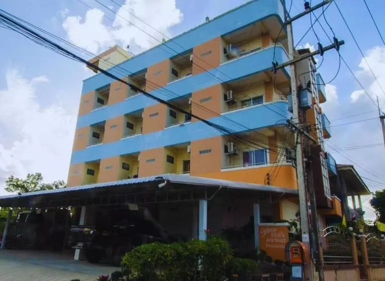 คุณแดง บัดเจทโฮเทล   Khun Daeng Budget