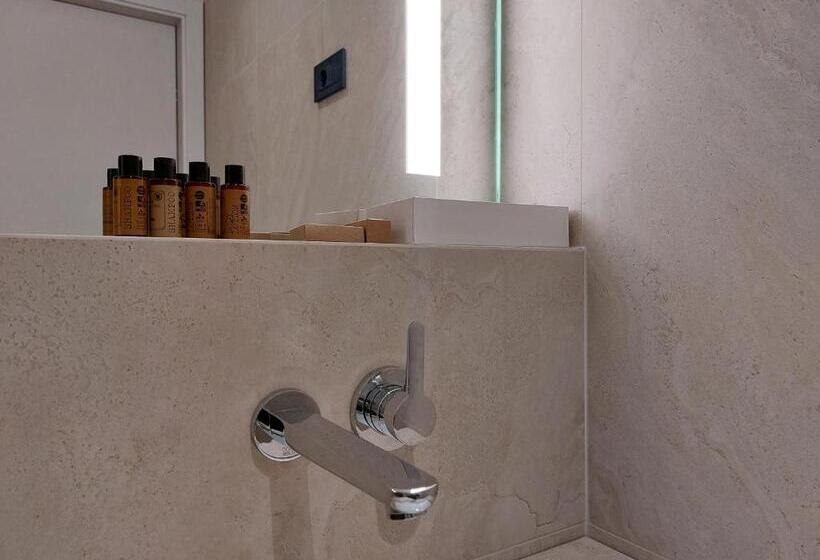 هتل Tivoli Boutique Inn