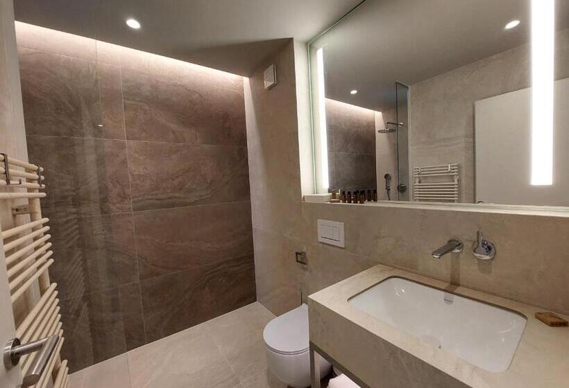 هتل Tivoli Boutique Inn