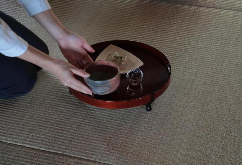 Bed and Breakfast うだ薬湯の宿やたきや