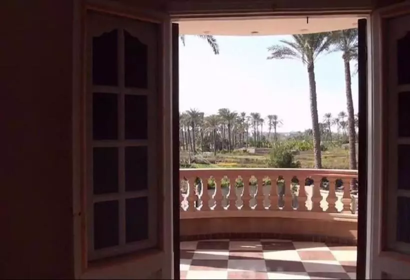 تختخواب و صبحانه Loulouat Al Reef