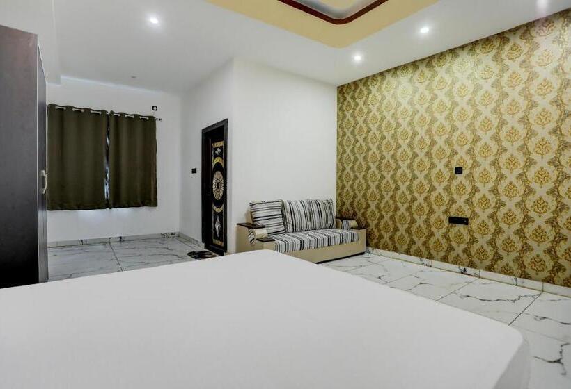 فندق Oyo Varda Resort