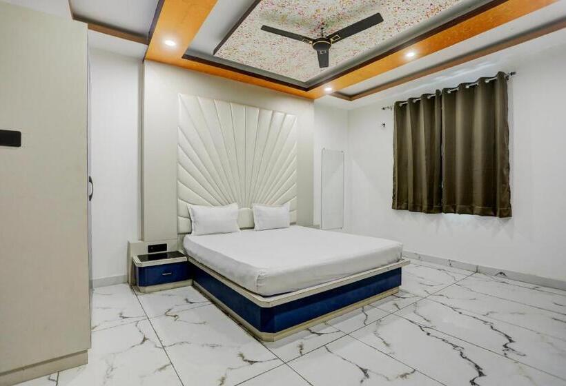 فندق Oyo Varda Resort