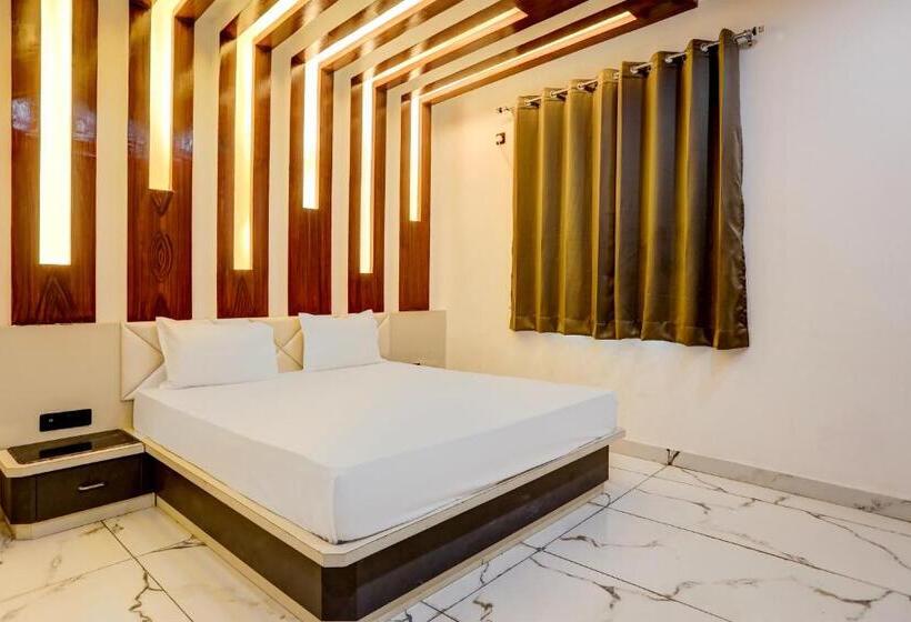 فندق Oyo Varda Resort