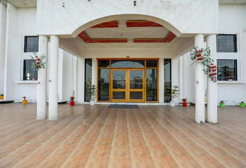 فندق Oyo Varda Resort