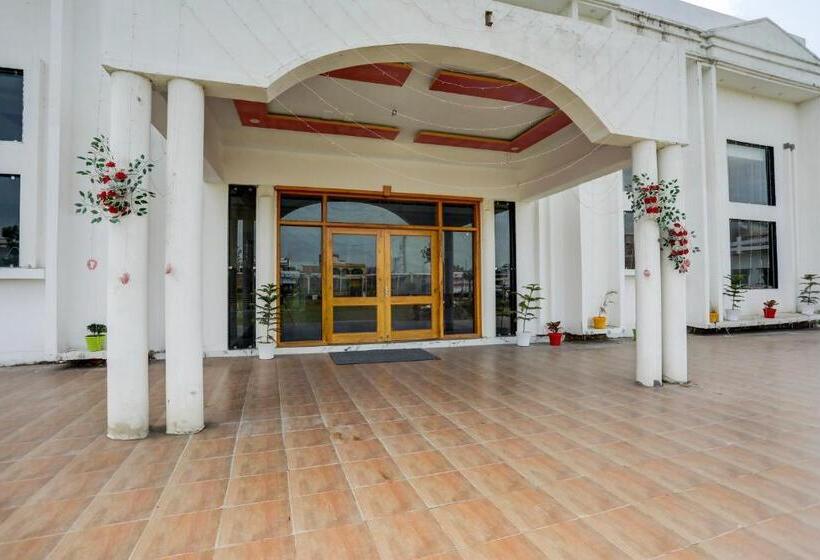 ホテル Oyo Varda Resort