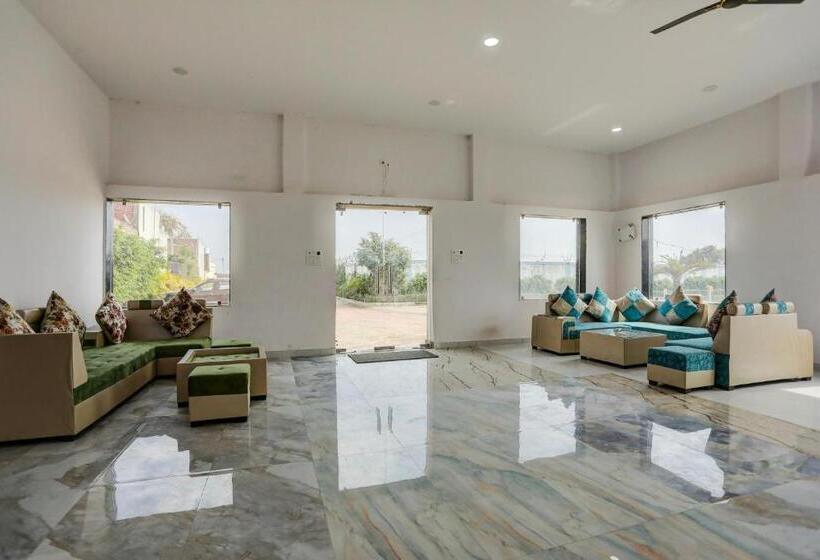 فندق Oyo Varda Resort