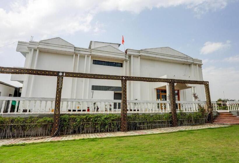 فندق Oyo Varda Resort