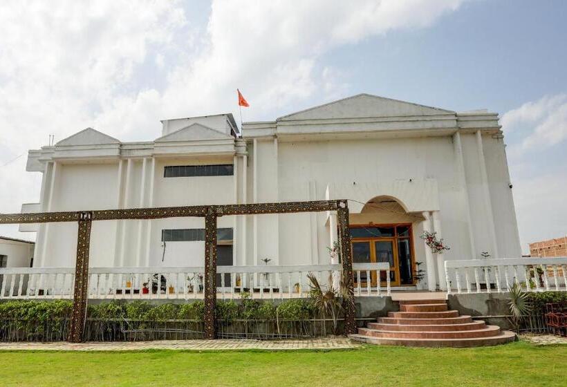 فندق Oyo Varda Resort