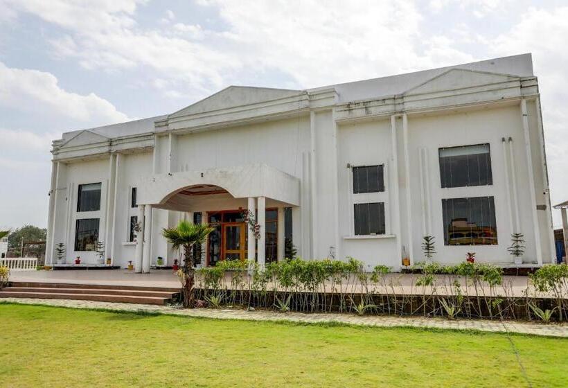 فندق Oyo Varda Resort