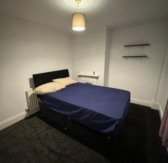 پانسیون Huddersfield House