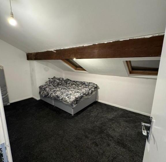 پانسیون Huddersfield House