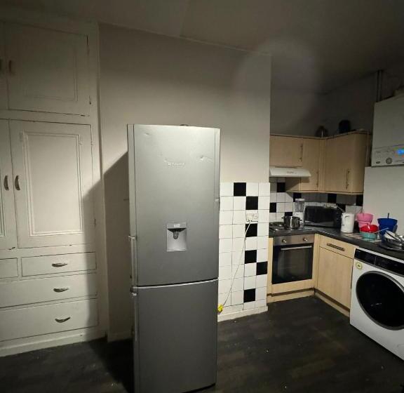 پانسیون Huddersfield House