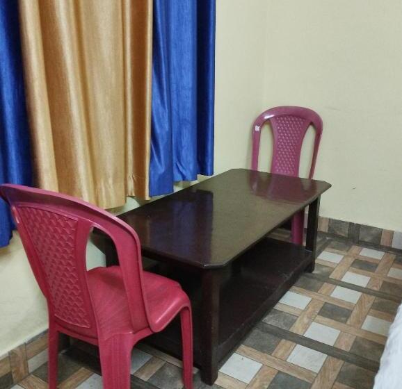 Hotel अधिकारी होटल