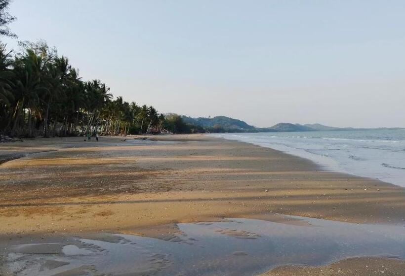 Pension (Hôtel basse catégorie) บ้านระเบียงเลหลังสวน Room A