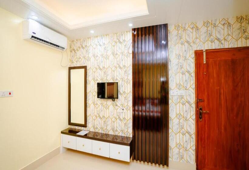 هتل Adarsha Palace