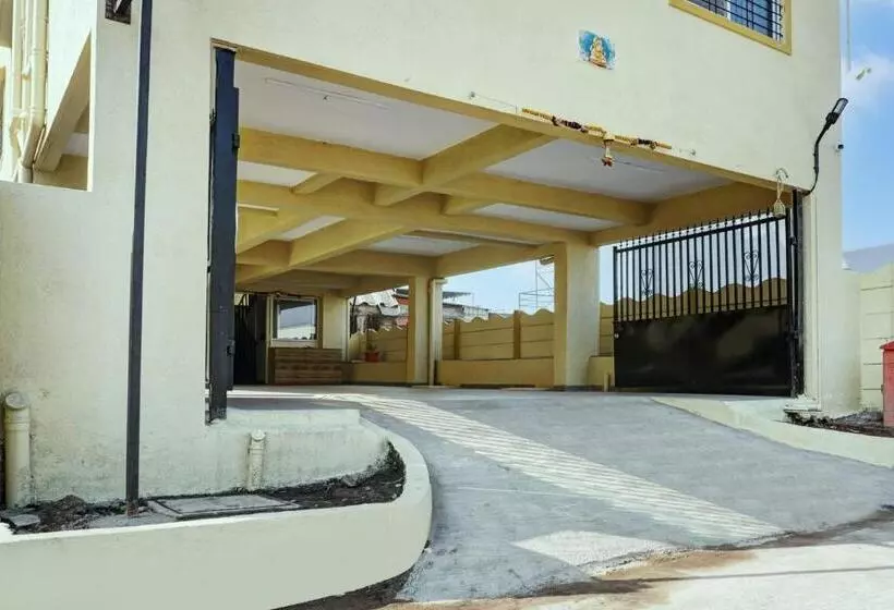 ホテル Oyo Om Sai Lodge