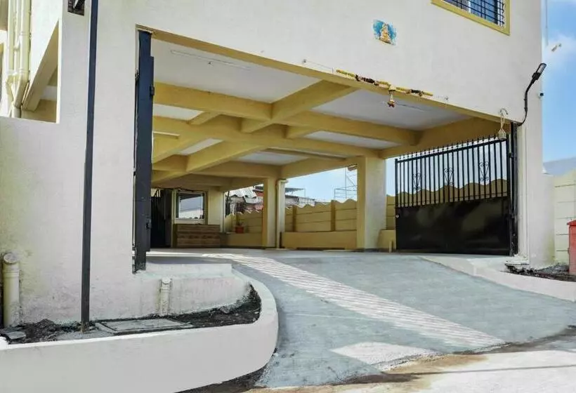 ホテル Oyo Om Sai Lodge