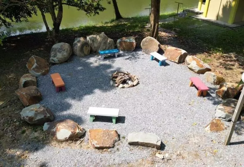 Hotelli Putra Sentosa Retreat Camp, Sematan