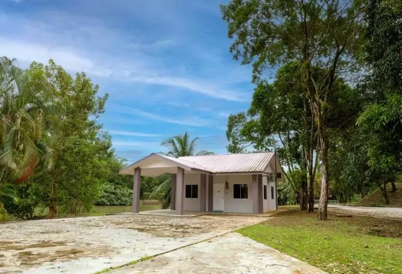 Hotelli Putra Sentosa Retreat Camp, Sematan