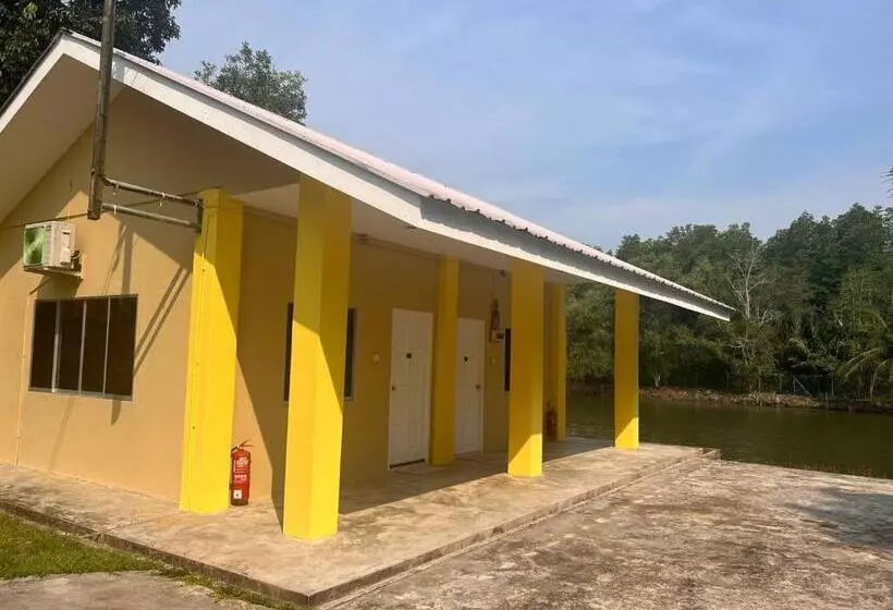 Hotelli Putra Sentosa Retreat Camp, Sematan