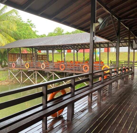 Hotel Putra Sentosa Retreat Camp, Sematan