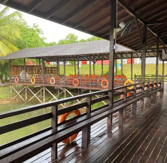 Hotelli Putra Sentosa Retreat Camp, Sematan