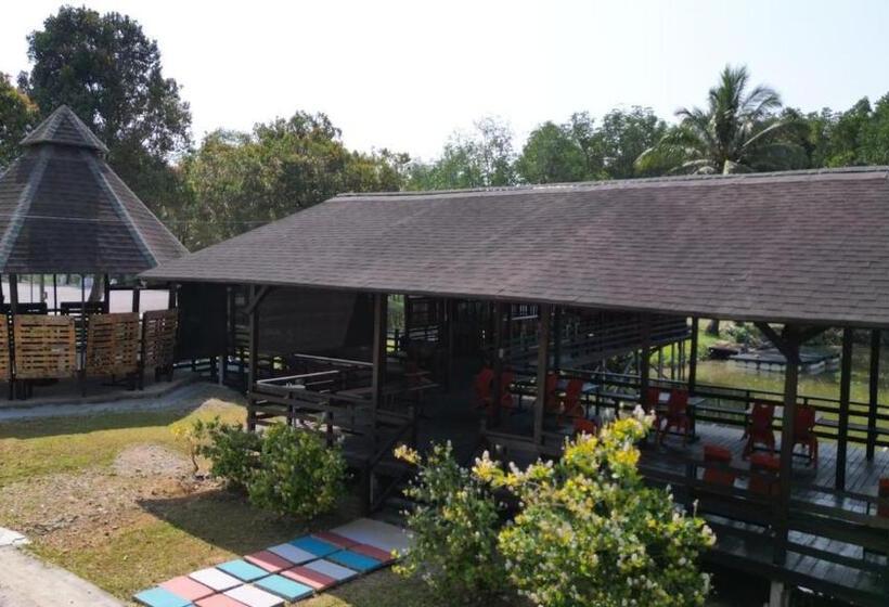 Hotel Putra Sentosa Retreat Camp, Sematan