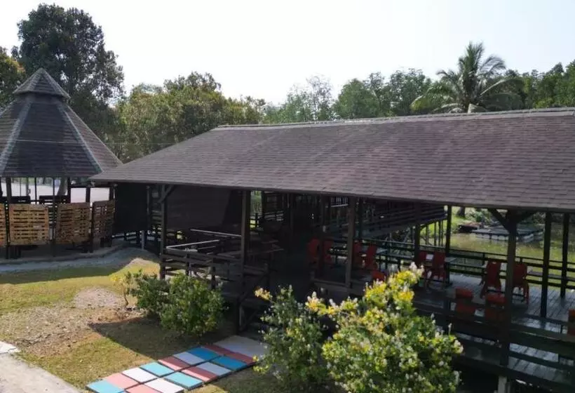 Hotelli Putra Sentosa Retreat Camp, Sematan