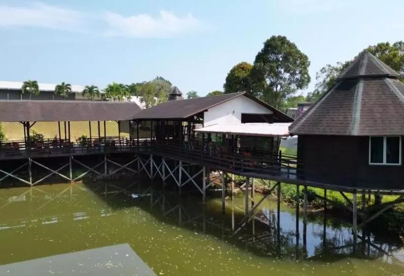 Hotelli Putra Sentosa Retreat Camp, Sematan
